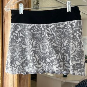 Lululemon Pace Setter Skirt. Beachy floral white fossil/black. EUC Size 2